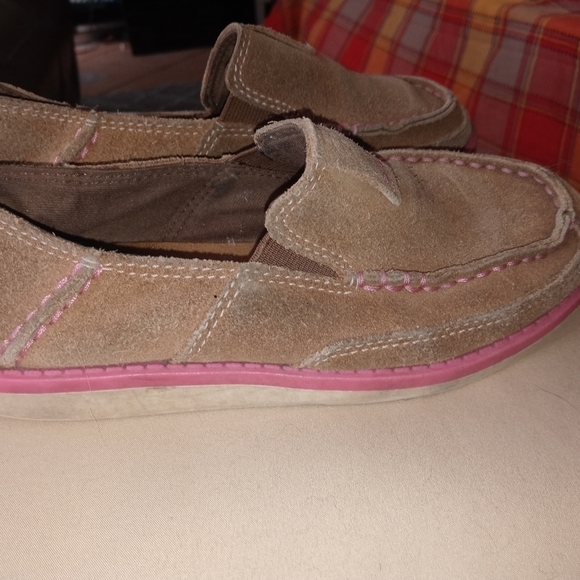 Ariat Cruiser Girl's 13.5 beige suede upper Slip on Loafer Boat shoes Pink Trim - Picture 2 of 8